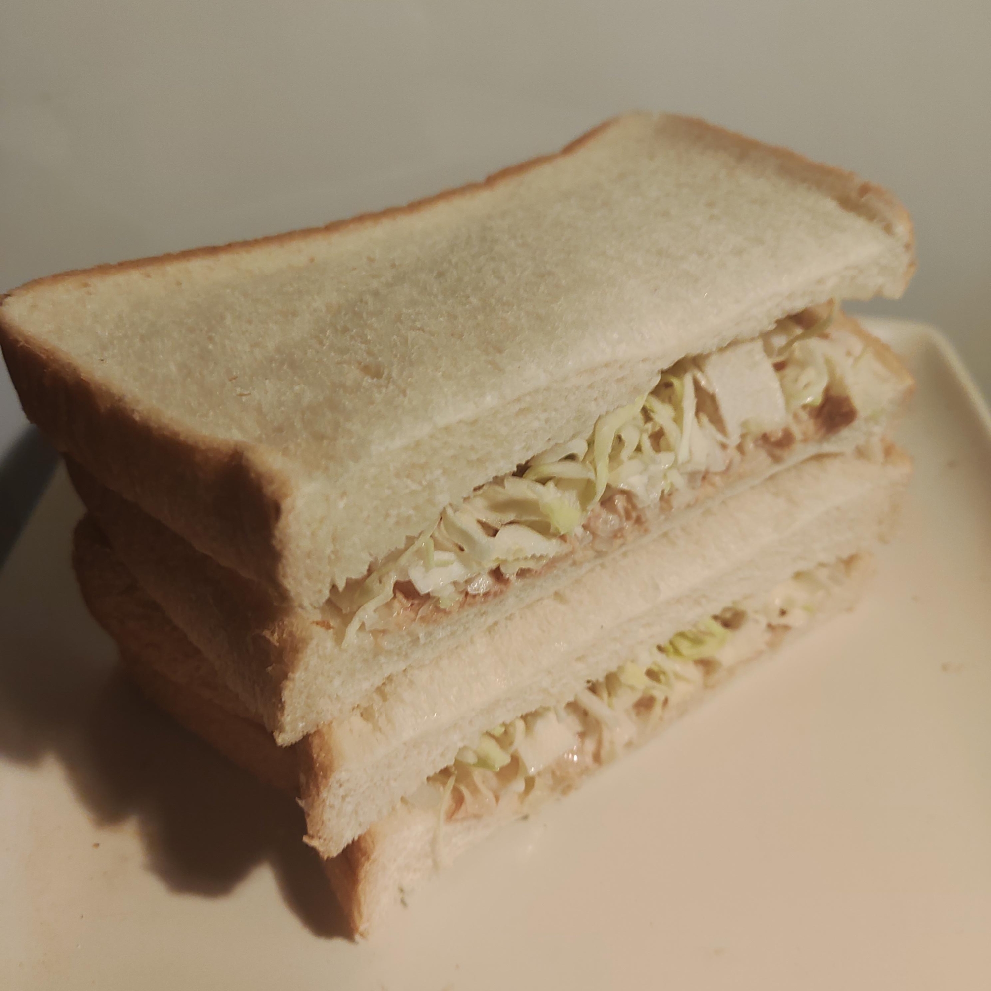 玉ねぎ、キャベツのツナサンド
