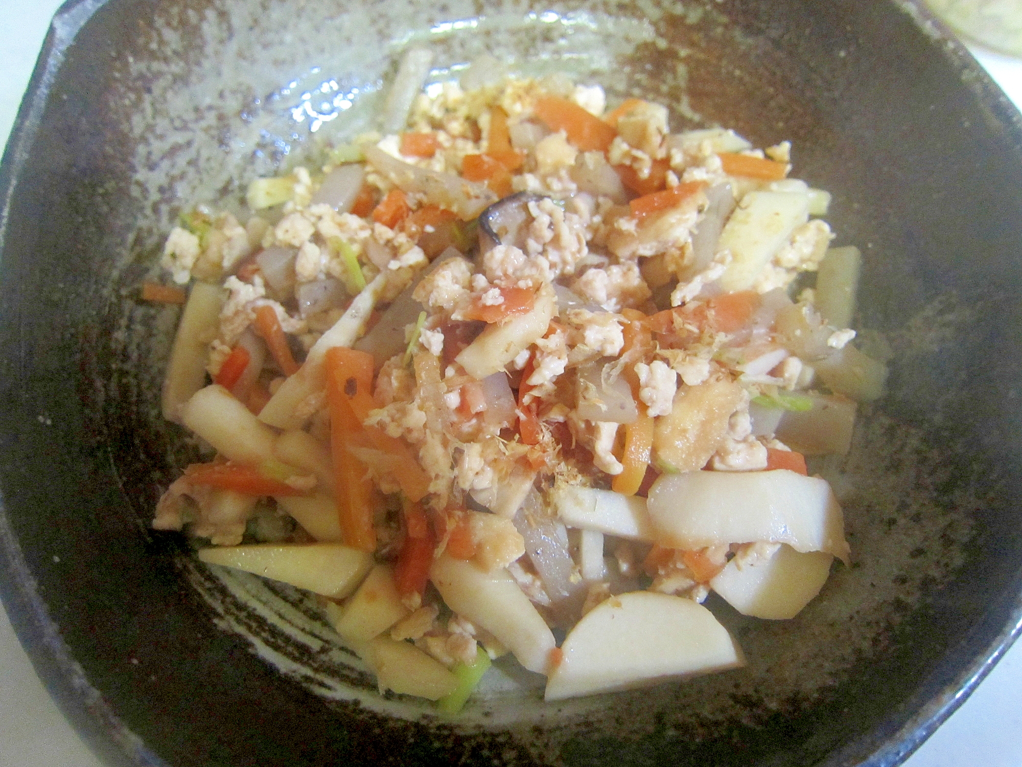 鶏挽肉とグリル里芋と油揚げと人参の味醂醤油炒め煮
