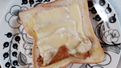 鶏の照り焼きと、チーズのガーリックトースト