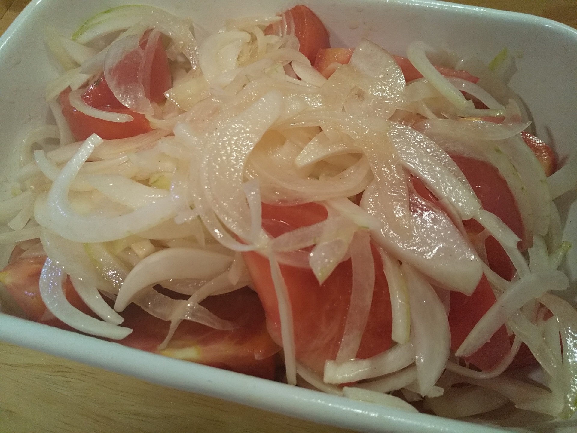 新玉ねぎとトマトのはちみつサラダ