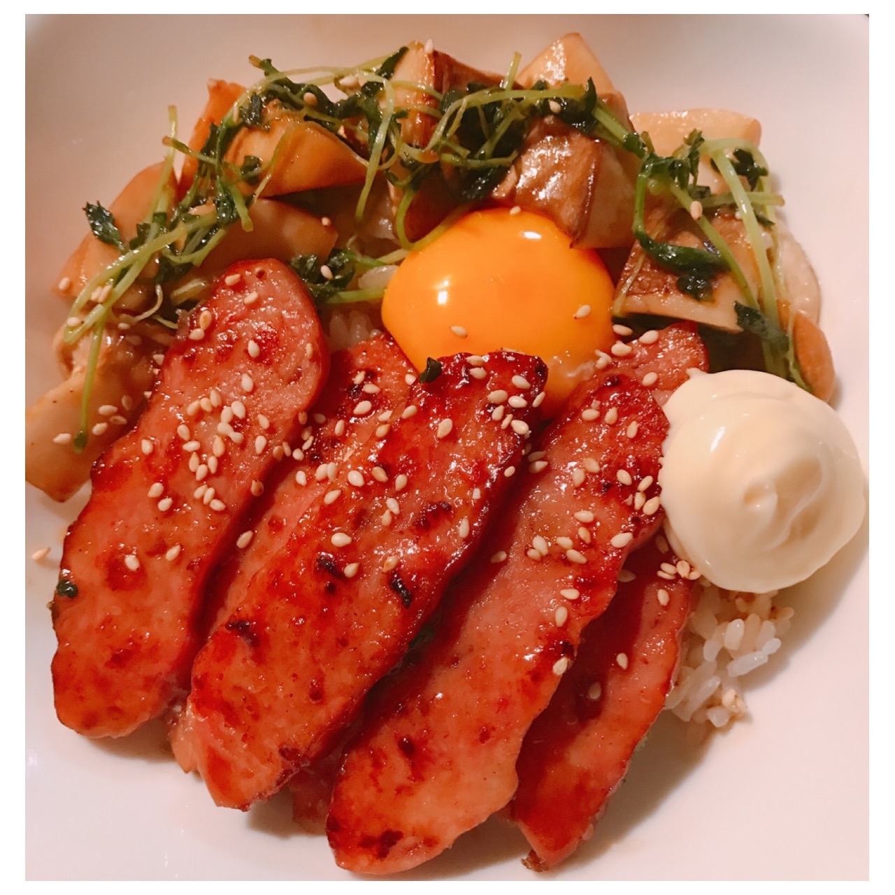 簡単ガッツリ飯♪豆苗&ミートローフのステーキ丼