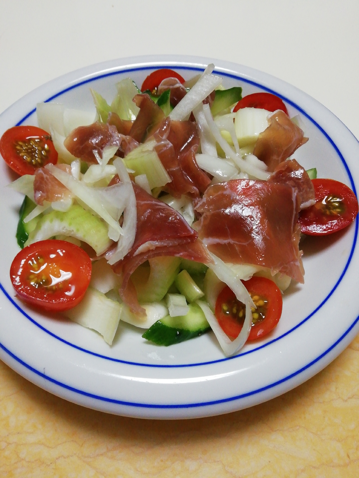 生ハムと野菜のフレンチサラダ