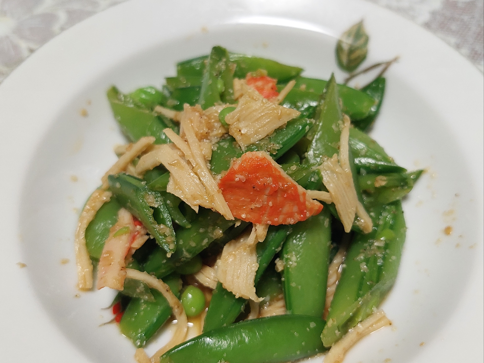 スナップえんどうとカニカマの胡麻和え