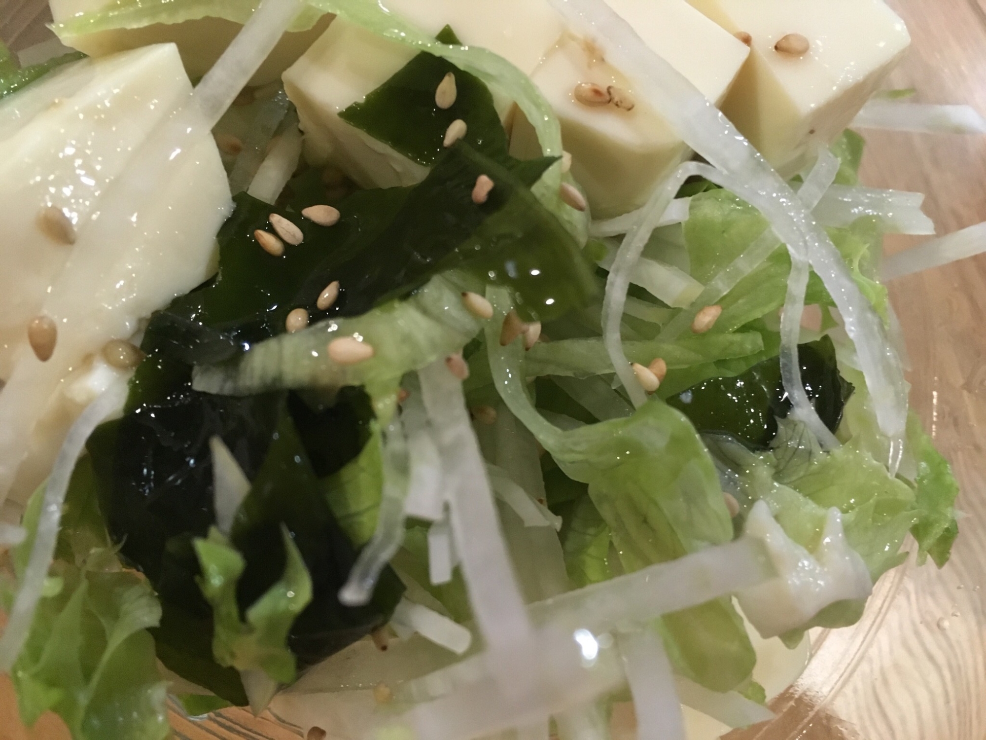 豆腐とわかめとレタスと大根のネギごま塩サラダ