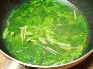 水菜と春菊の青みで作りました。コンソメとゴマ油で美味しく中華風に変身！まさかコンソメとゴマ油が出会うとは！ご馳走さまでした♪