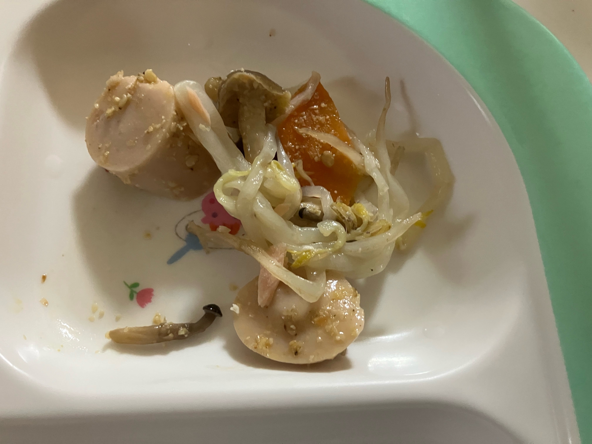 しめじともやしと魚肉ソーセージ炒め