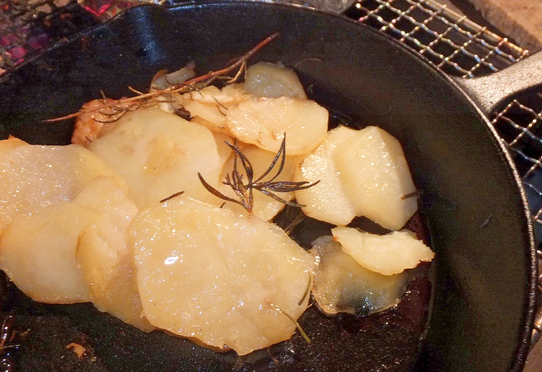 ローズマリーと塩で絶品 スキレットのベイクドポテト レシピ 作り方 By またたび 楽天レシピ