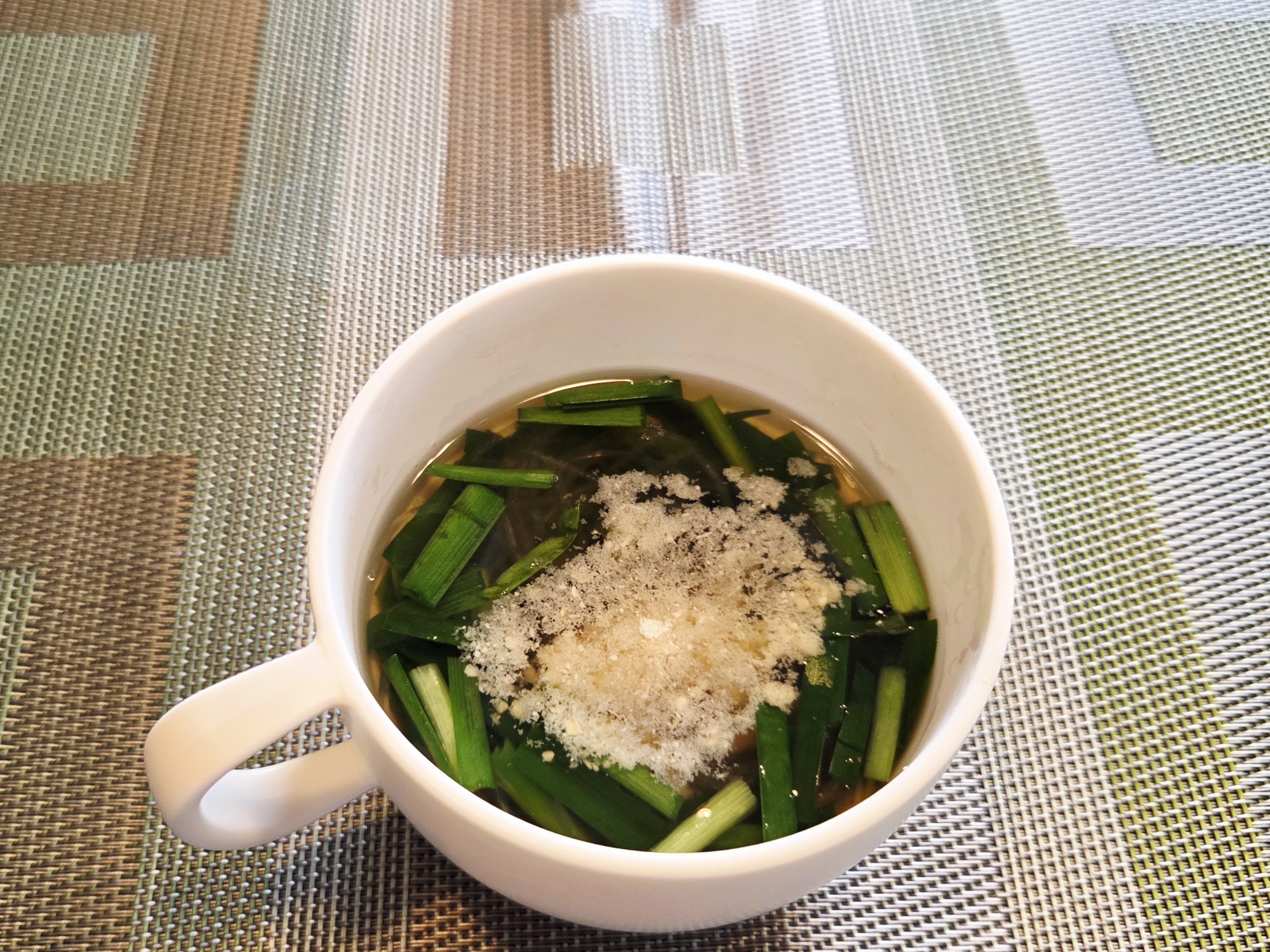 国産チーズとにらの春雨スープ