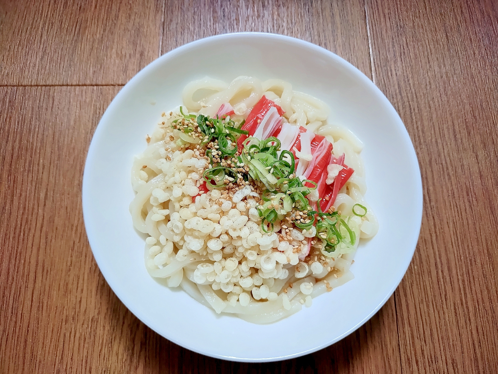 カニカマと天かすの冷やしぶっかけうどん