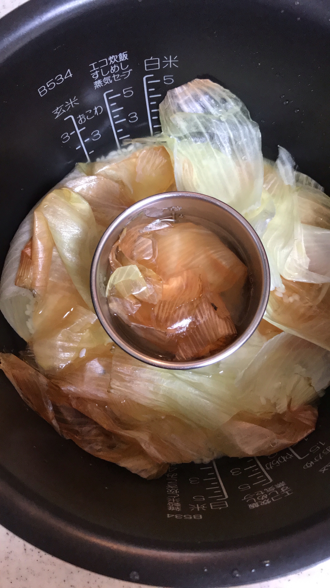 玉ねぎの皮を入れて、ごはんを炊く様子