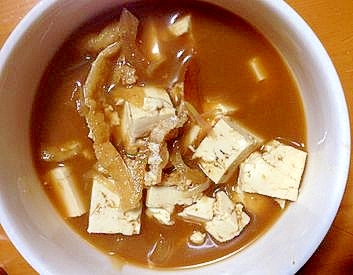 豆腐と薄揚げと玉ねぎの味噌汁