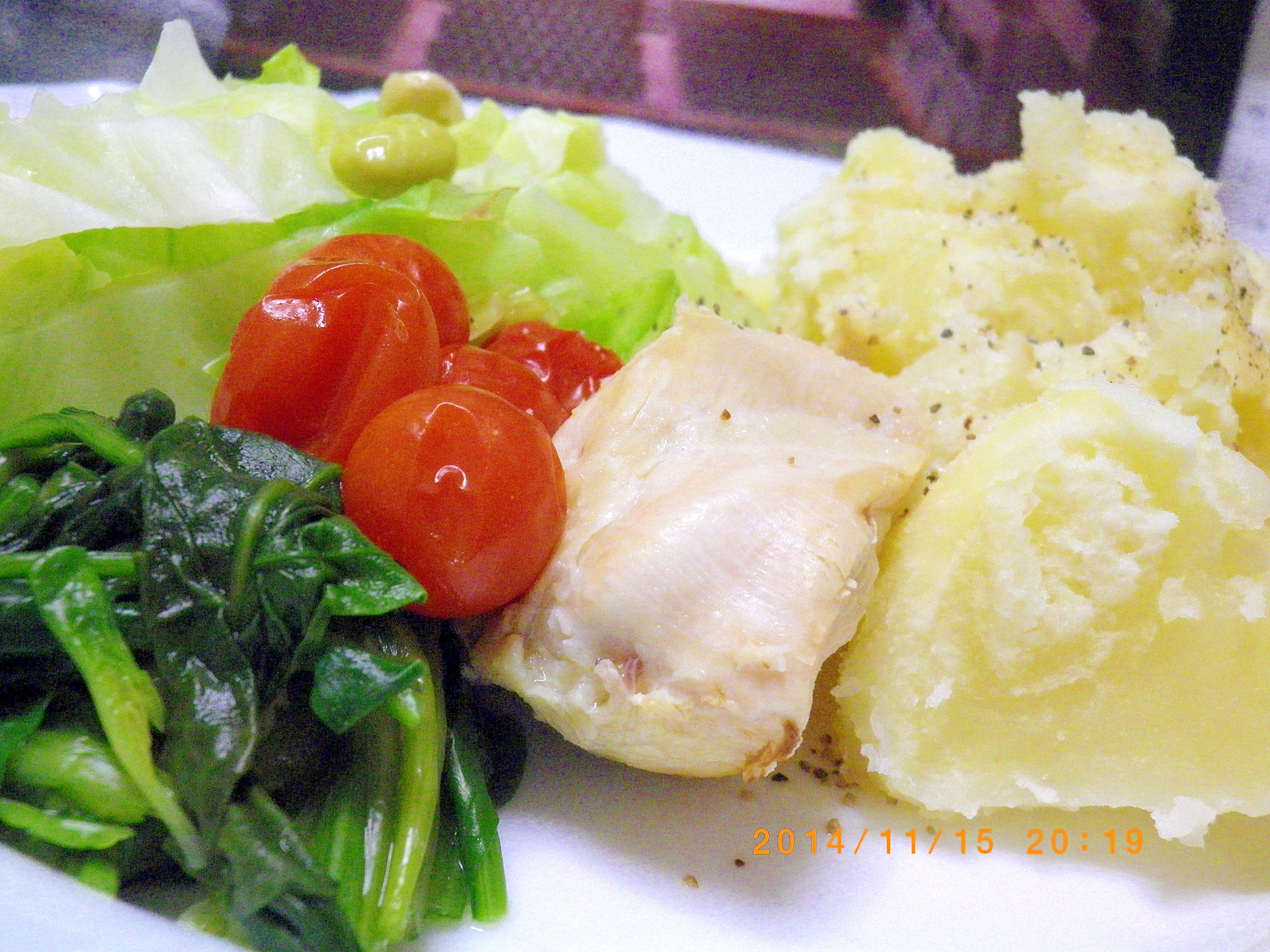 茹で鶏と温野菜のガーリックバターソース