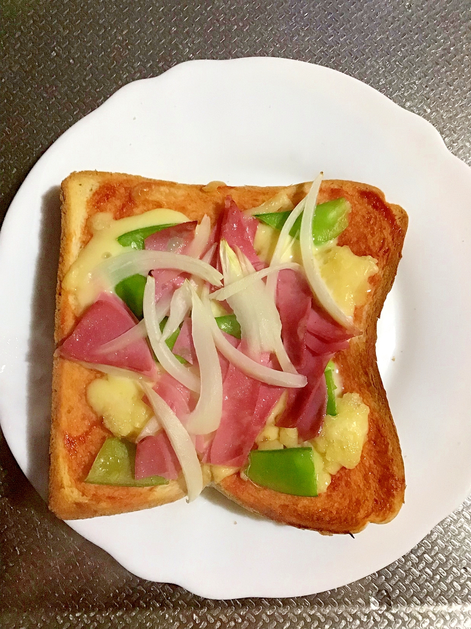 ビアハムと絹さやと玉ねぎのピザトースト。