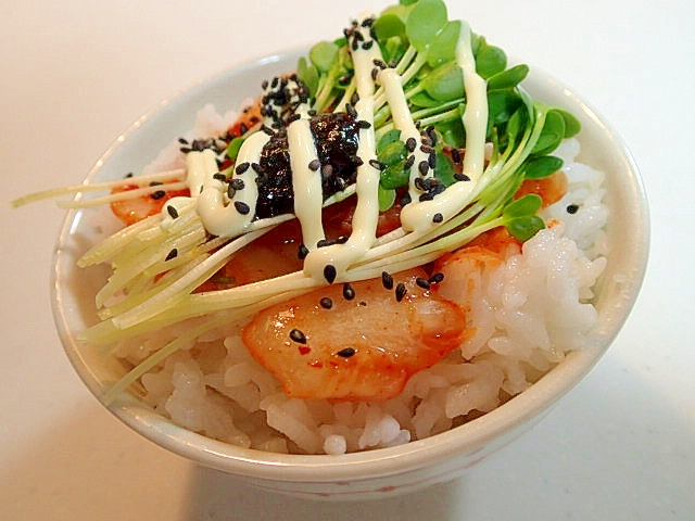 キムチとかいわれ大根と海苔佃煮のマヨかけご飯