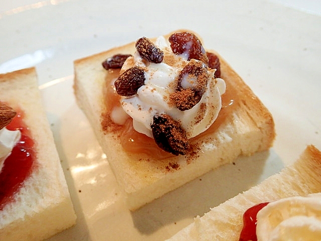 ピーナツクリームとホイップとレーズンのミニ食パン