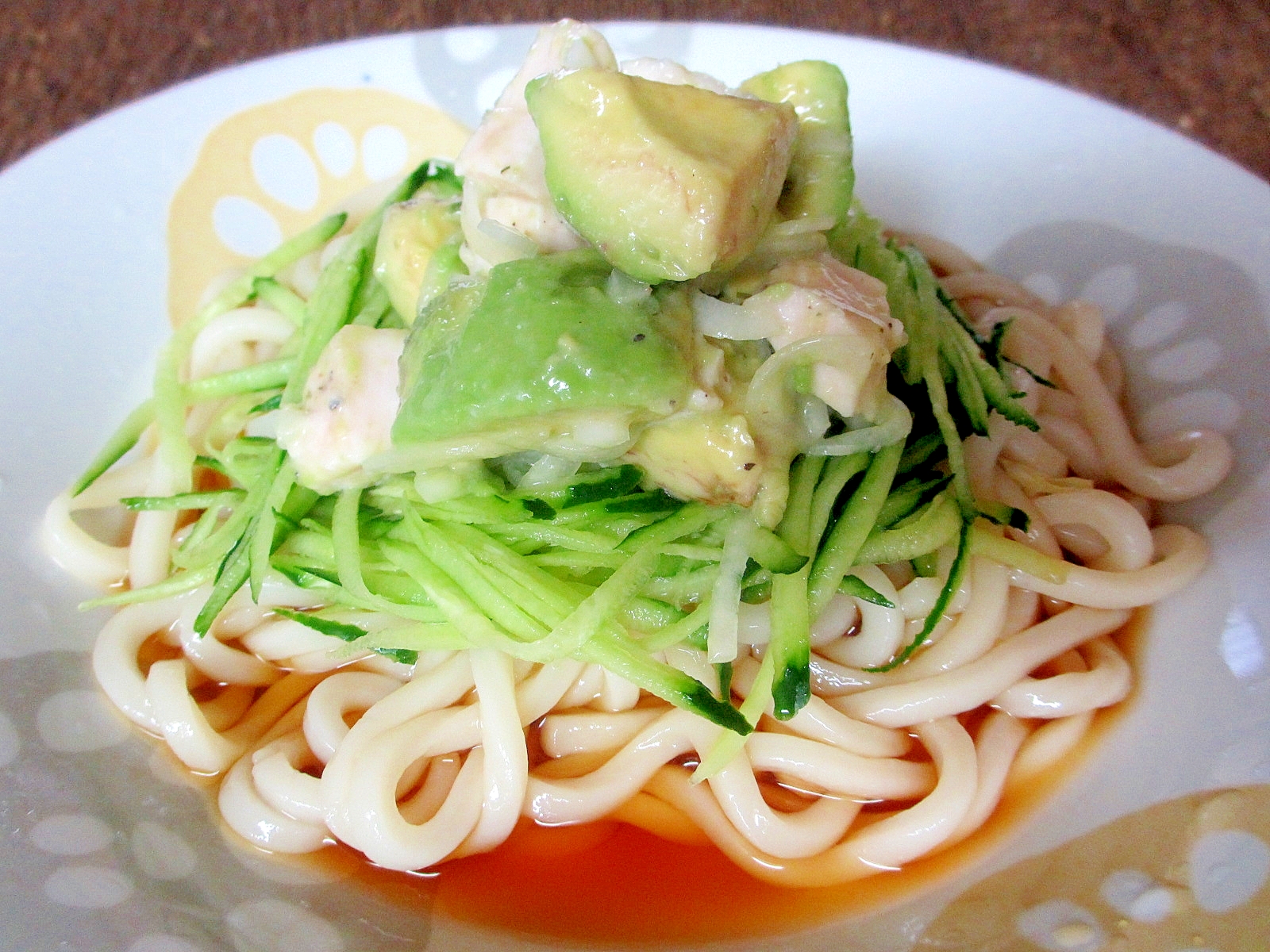 鶏ハムとアボカドのサラダうどん