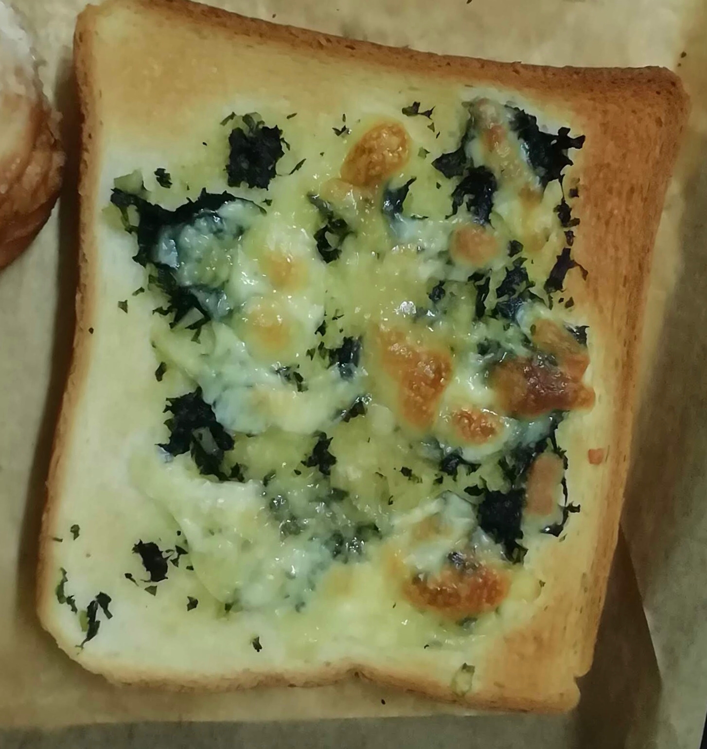 バジルとチーズのトースト