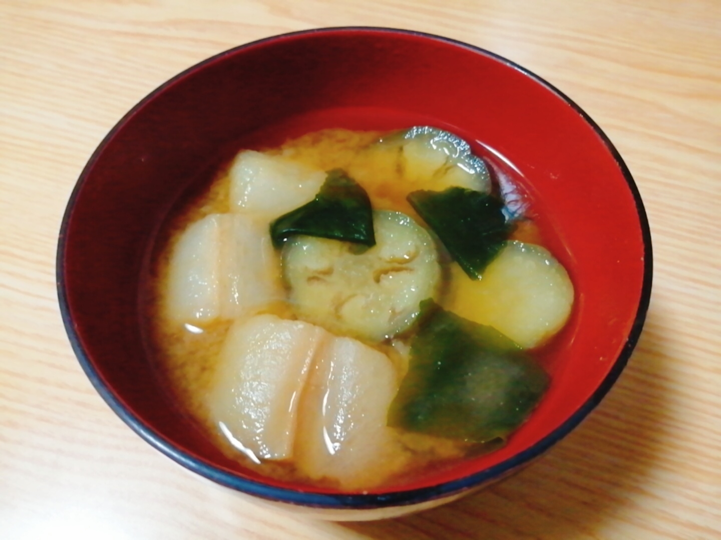 なすと麩とわかめの味噌汁