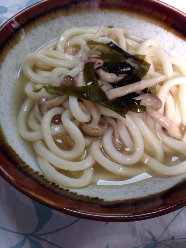 しめじ&わかめ&カニカマ(*^^*)煮込みうどん☆