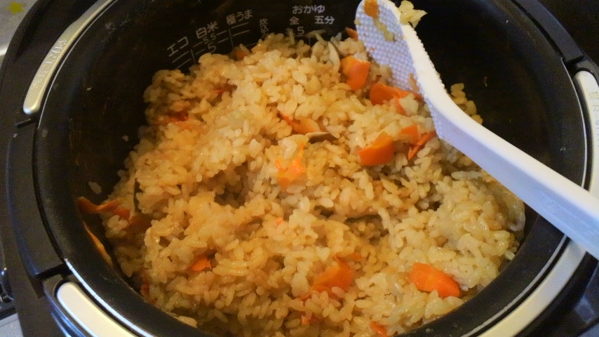 入れて炊くだけ！きのこご飯