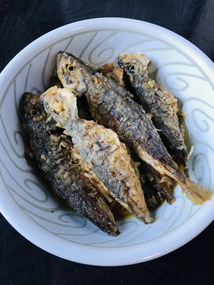 レシピを参考にして作ってみました。カリカリに揚げた鯵は骨まで食べられるのでしっかり栄養が摂れて良いですね。甘みのある丁度いい味付けで美味しくいただけました。