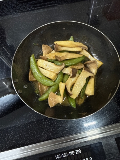 細いエリンギしかなかったので縦に切ってしまいましたが、味は最高でした！！
家に余っていたスナップエンドウで作りました(*^^*)