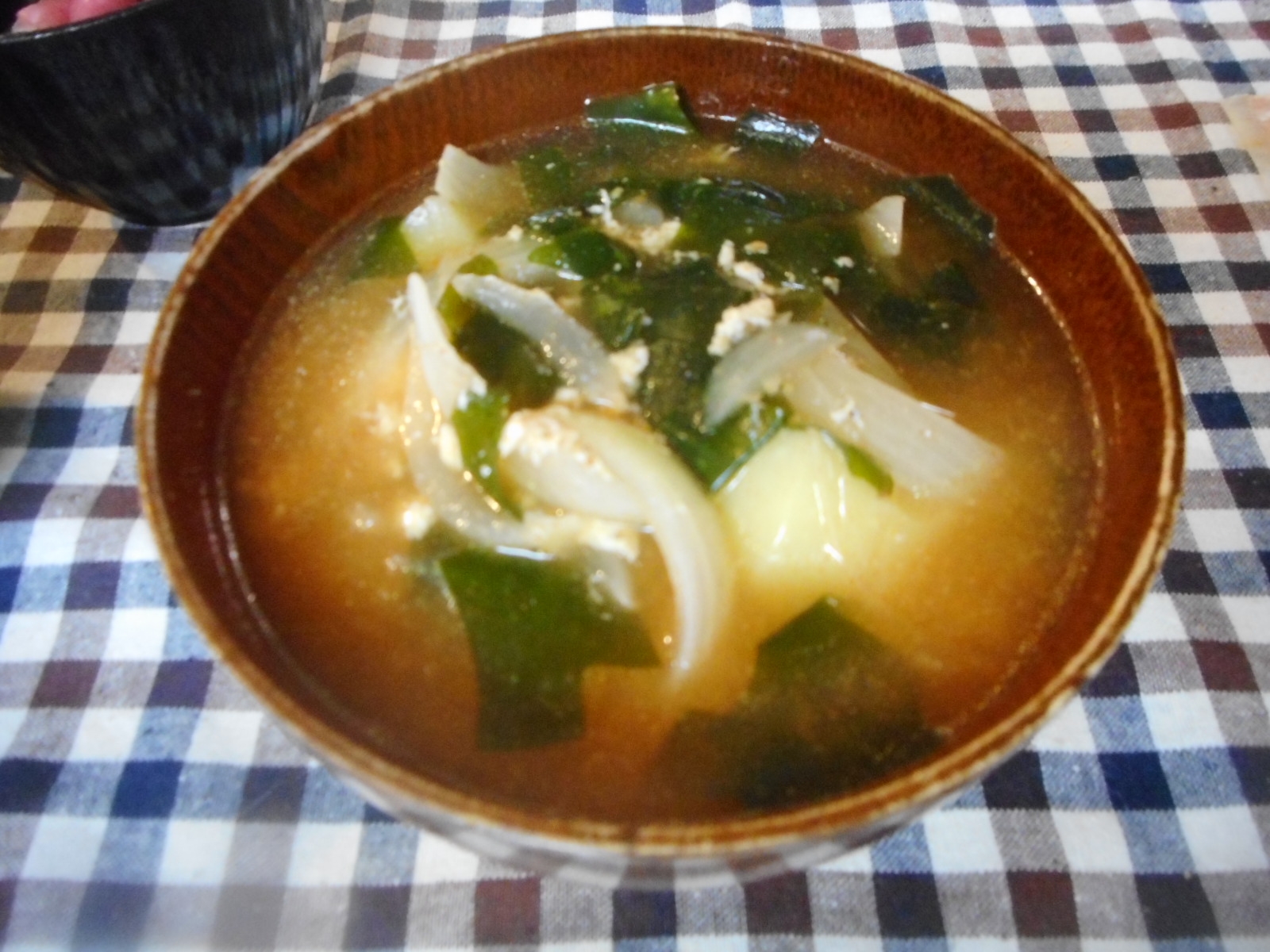 ひき肉、ワカメ、じゃが芋のピリ辛味噌汁