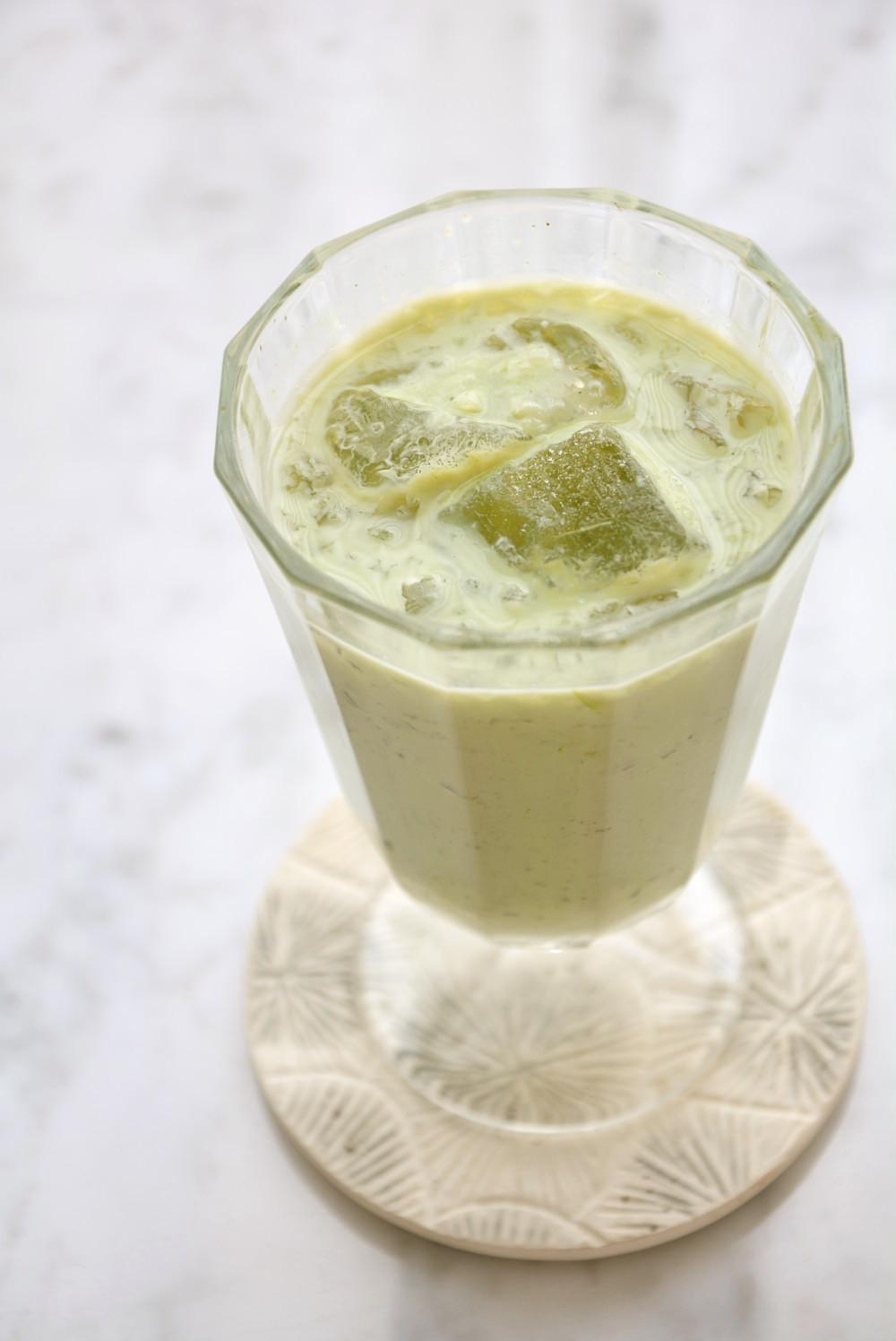 グラスに注がれたところてん抹茶ミルク