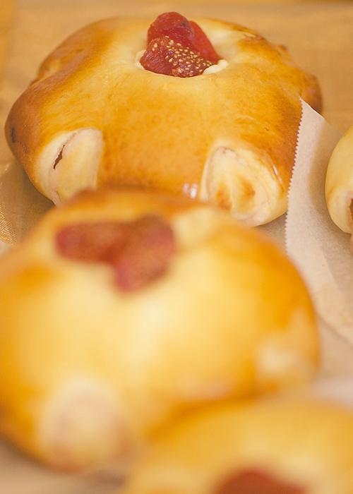いちごとチーズの絶品コンビ！お花の形のいちごパン