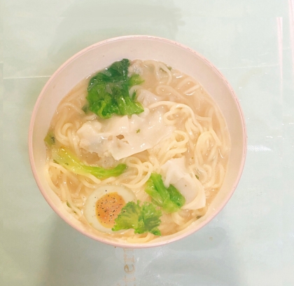 ワンタンメン ゆで卵&炒めた青梗菜カニカマのせて