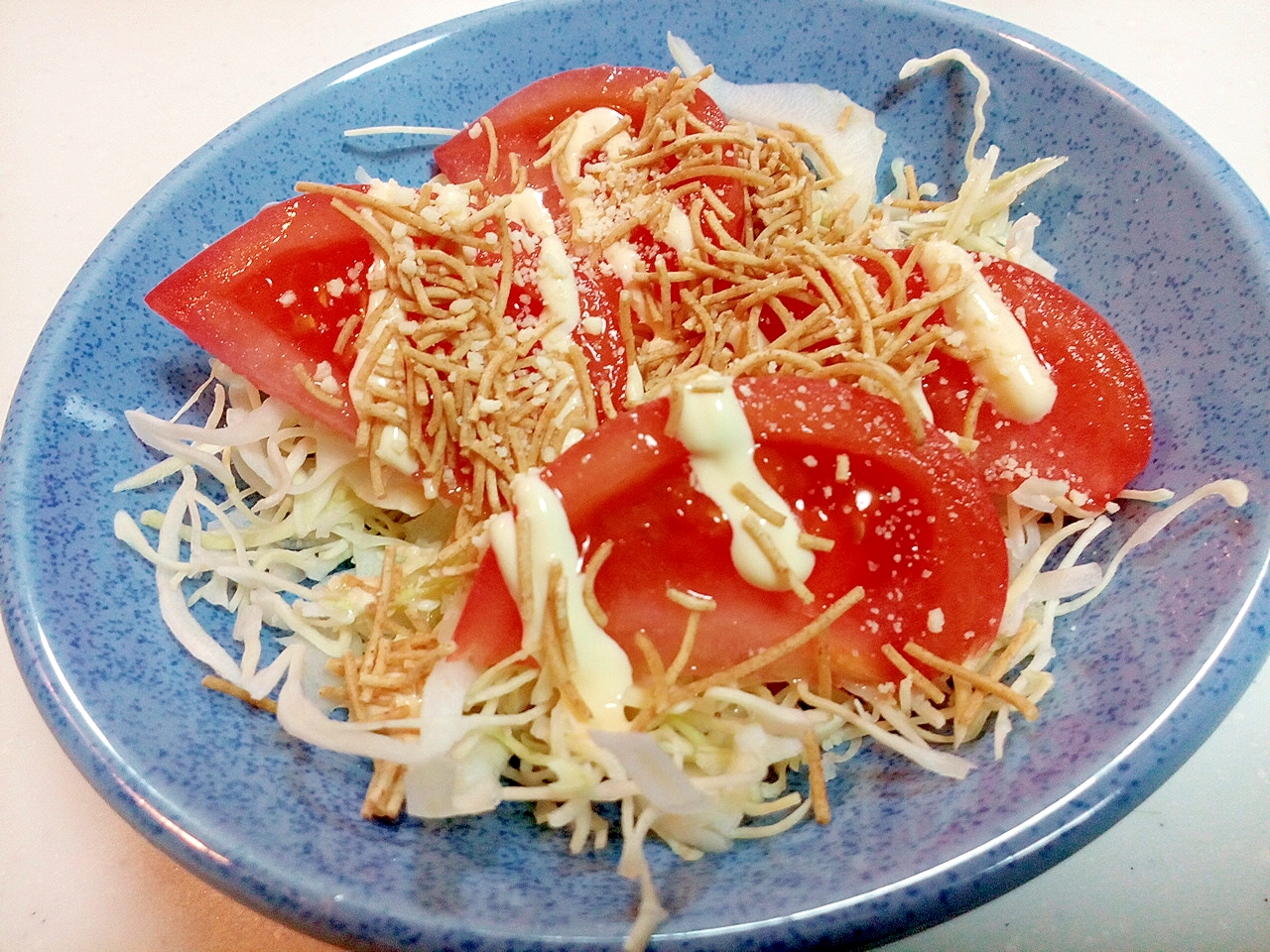 レモンドレで　キャベツとトマトとパリパリ麺のサラダ