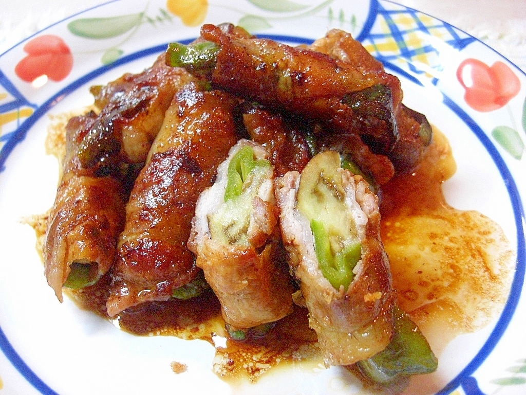 白い皿に盛り付けた万願寺とうがらしとなすの肉巻き