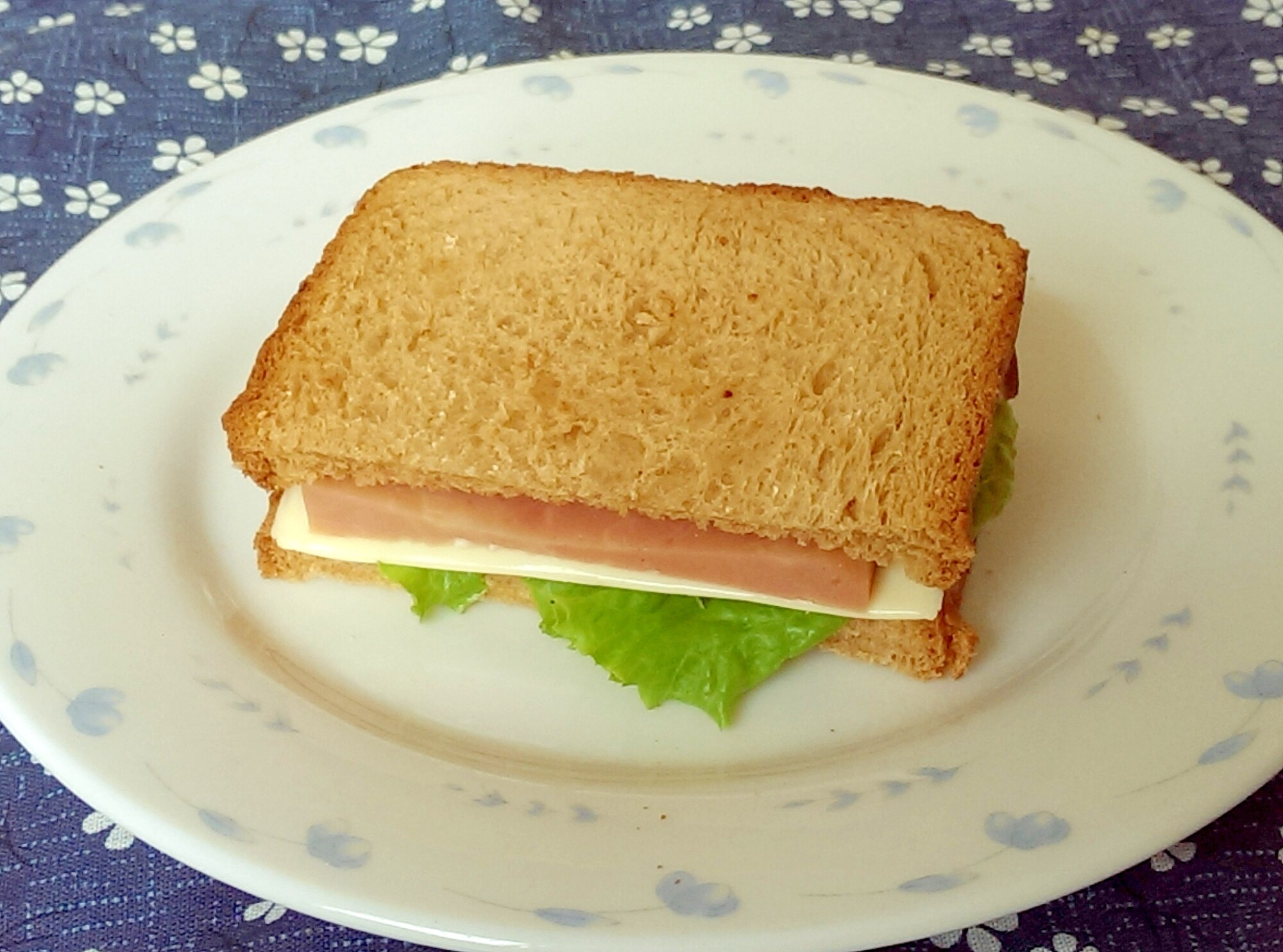 ハムとチーズとレタスのトーストサンド レシピ・作り方 by けい