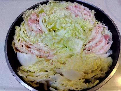 昨年から色々な方から白菜を頂けまして
お野菜が高いので嬉しい(•ө•)♡
贅沢にも白菜大量消費にミルフィーユ鍋作りましたぁ〜v(^o^)v
美味しかったです♫
