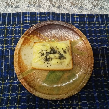 カニカマと黒すりごまのチーズトースト