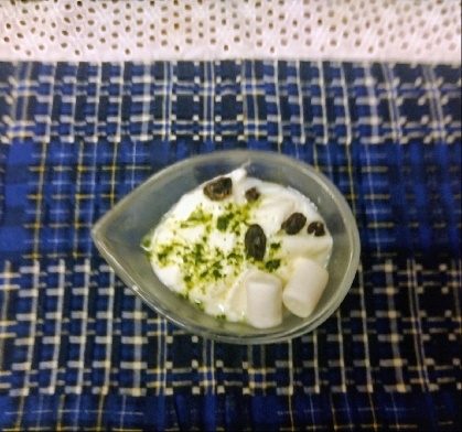 レーズンとマシュマロと抹茶のヨーグルト