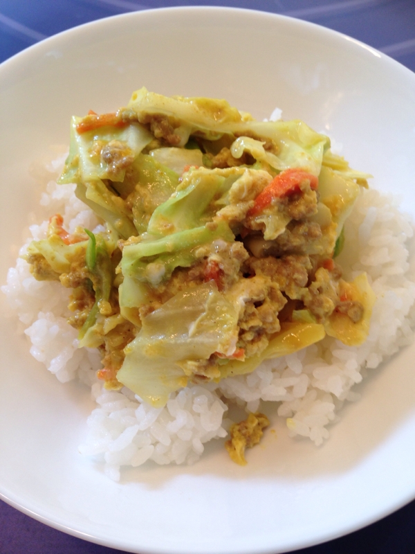 豚ひきとキャベツのカレー炒め丼