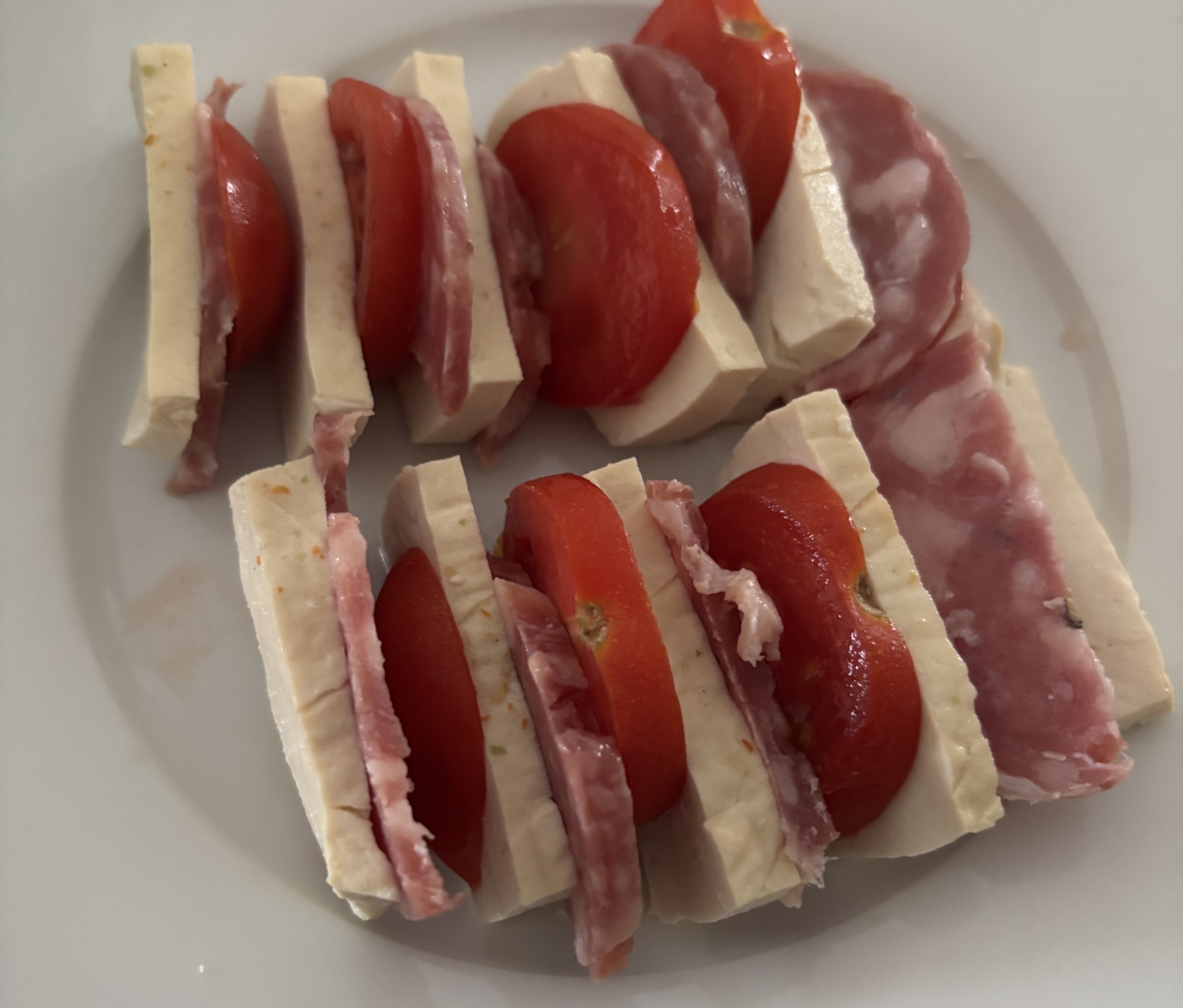 シンプル簡単豆腐トマトサラミのおつまみ