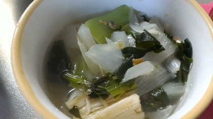 青梗菜とワカメの中華スープ