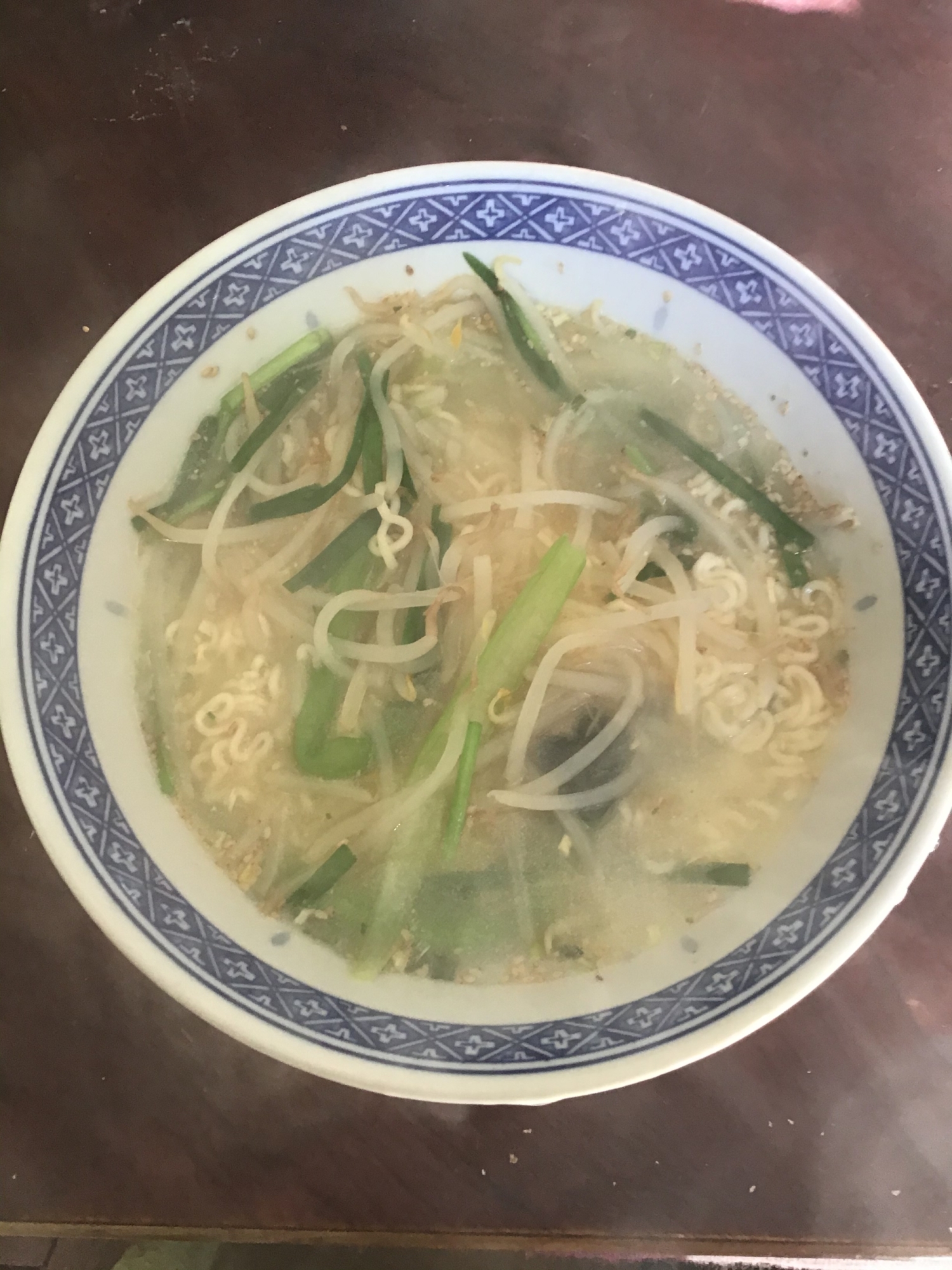 ニラともやしのサッポロ一番塩ラーメン。