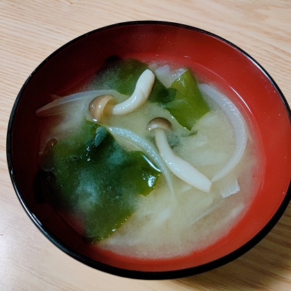 新玉ねぎとしめじとワカメのお味噌汁