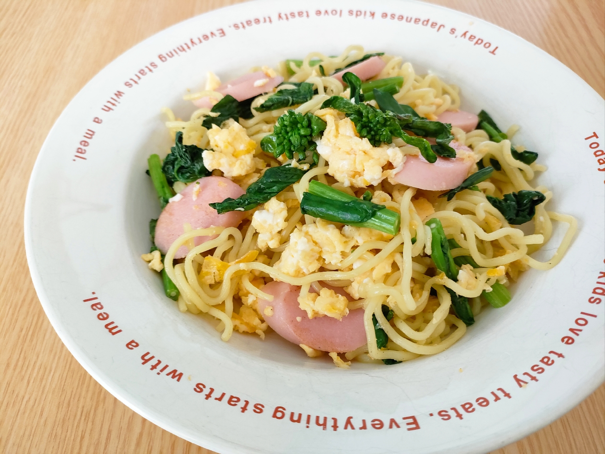 キャンプに☆塩焼きそば〜卵と魚肉ソーセージと菜の花