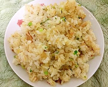 鮭フレークと大根菜のチャーハン（カレー醤油味）
