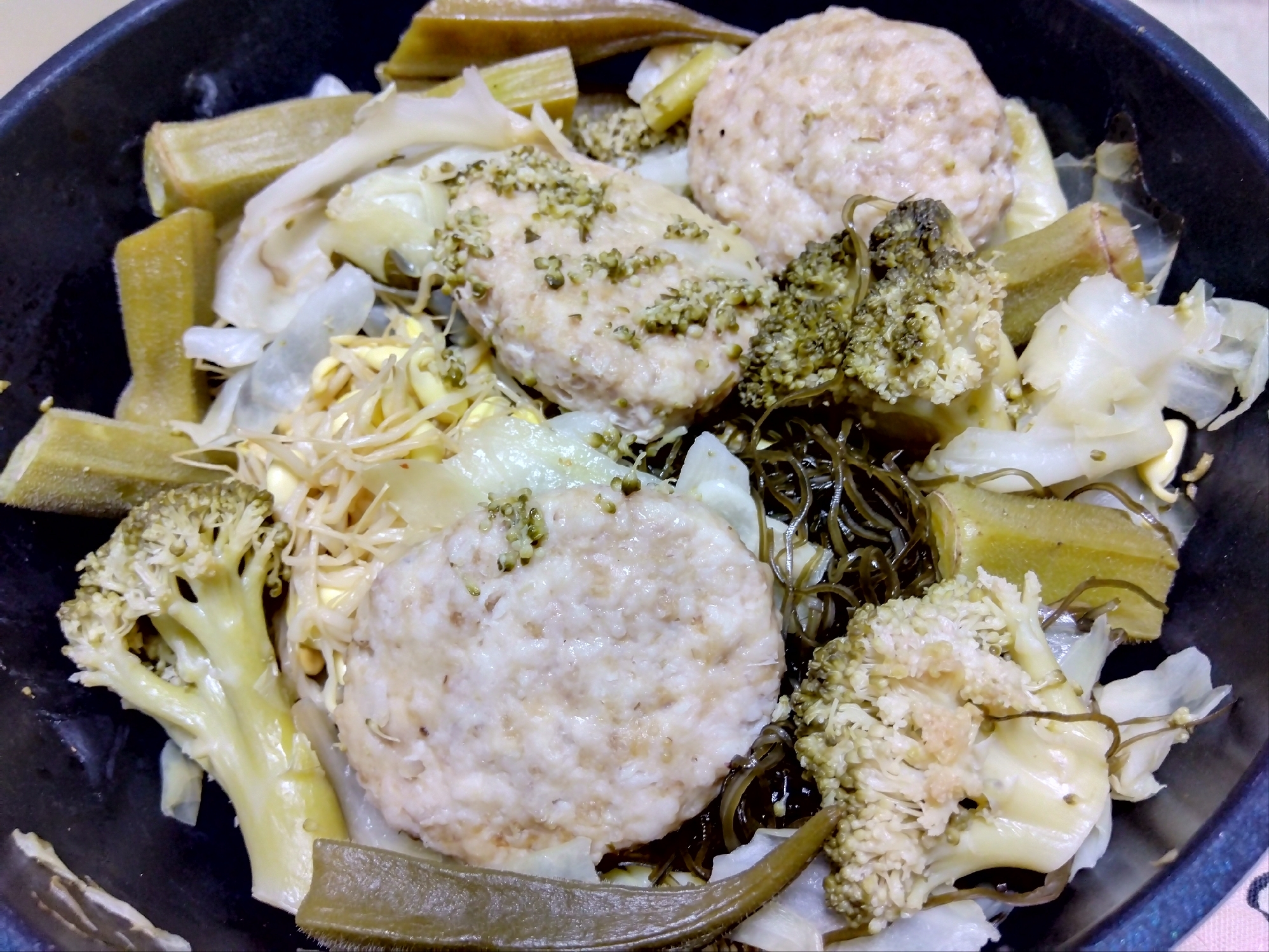 キャベツ豆もやし昆布ブロッコリーおくら鶏つくね蒸