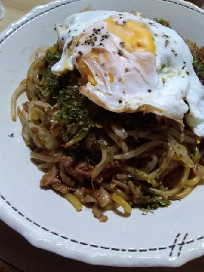 目玉焼き乗せ焼きそば