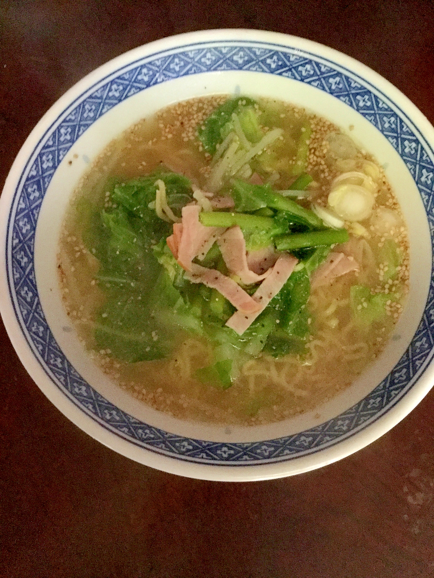 にんにくの芽とハムとロメインレタスの塩ラーメン。