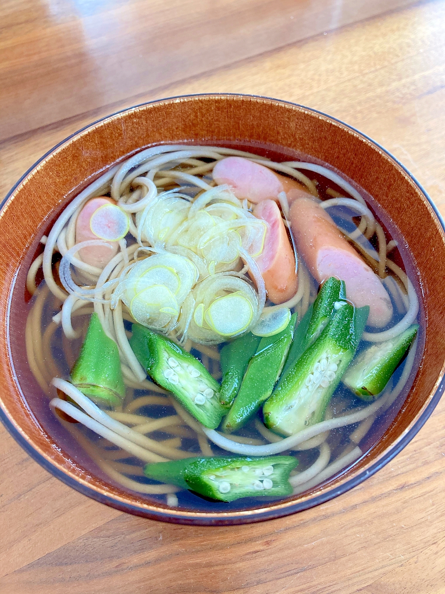 ウインナーとオクラの蕎麦