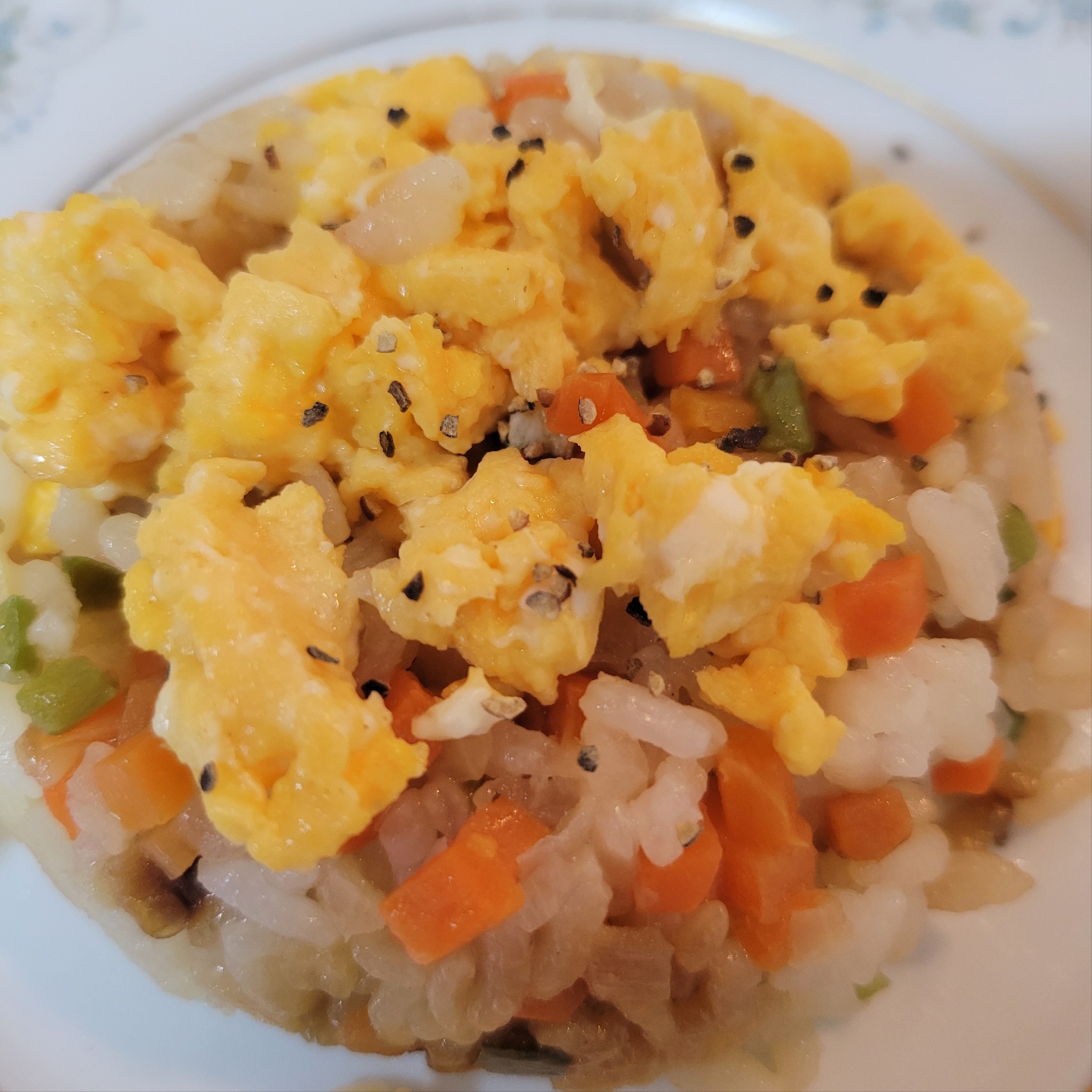 市販の冷凍野菜を使った優しい味のチャーハン♪