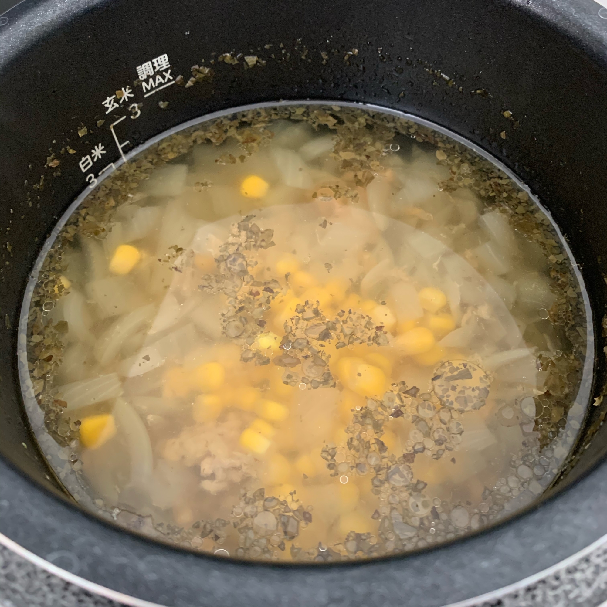 電子圧力鍋で☆豚挽肉と玉ねぎのハーブスープ