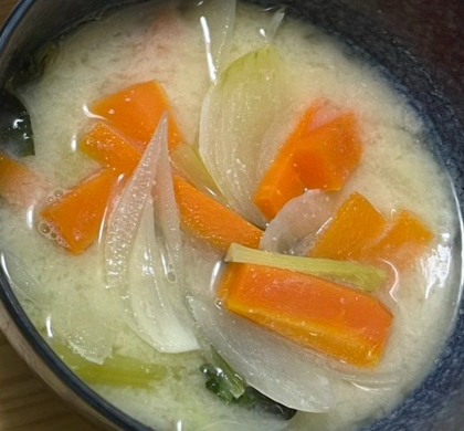 人参玉ねぎ油揚げの味噌汁